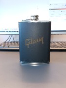 Gibson pierśiówka ze stali nierdzewnej obita skurą,twoje logo/napis 