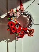 Wianek z różami,czerwone róże,wianek na drzwi