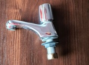 Kran zlewozmywakowy z zimną wodą.