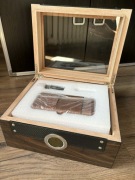 Elegancki humidor na cygara wykonany z drewna z wbudowanym higrometrem