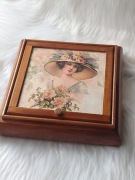 toaletka z lusterkiem i przegródkami w stylu retro - decoupage