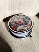 Ozdobne metalowe pudełeczko, kieszonkowa mini szkatułka - Marylin