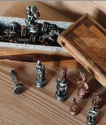 Metalowe mosiężne figurki szachowe intarsjowane pudełko vintage