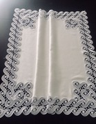 ŚWIĄTECZNY LŚNIĄCY OBRUS Z BŁYSZCZĄCĄ KORONKĄ GIPIUROWĄ