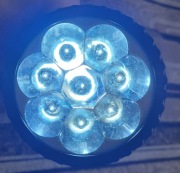 Duża latarka. Mocno świeci. 