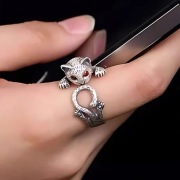 Retro srebrny pierścionek z czerwonym kamieniem regulowany