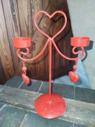 Metalowy świecznik w stylu boho czerwony