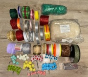 Zestaw dużej ilości różnych wstążek, kwiatków, lampek itp