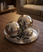 Ekskluzywny Zestaw Dekoracyjny: Lustrzana Taca + 3 Chromowane Kule