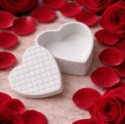 Gipsowa szkatułka w kształce serca