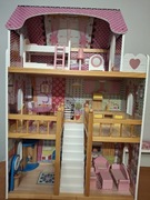 Duży drewniany domek dla lalek 