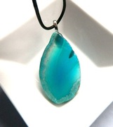 Wisiorek z niebieskim agatem, nieregularny kamień