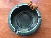 Ceramiczna popielniczka w kolorze ciemnozielonym z figurką misia