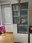 Komoda na książki i na drukarkę wysuwana deska 