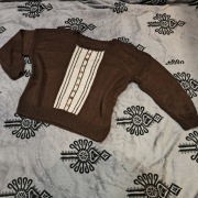 Brązowy sweter z kolorowymi guzikami - nowy, rękodzieło