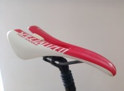 Siodełko rowerowe SPECIALIZED ROMIN, biało czerwone 