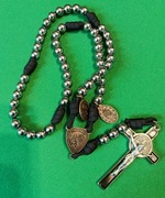 RÓŻANIEC - CZARNA LINKA PARACORD, STAL NIERDZEWNA, ŁĄCZNIK OJCIEC PIO