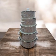 Biale garnki emaliowane 5 szt z pokrywkami do każdego rodzaju kuchenki