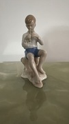 Figurka chłopca z fletem 