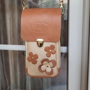 Brązowa skórzana torebka na telefon z kwiatkami 