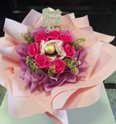 Bukiet kwiatów mydlanych pachnących I słodycze,  prezent 