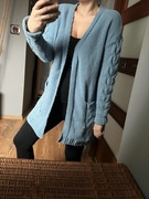 Długi niebieski sweter kardigan splot