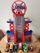 Ultimate City Tower. Psi Patrol The Movie. Wielka Wieża z rampą do zjazdu.