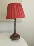 Zabytkowa lampa stołowa z mosiężną podstawą i czerwonym abażurem, sygn. h