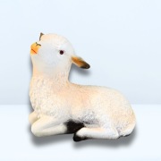 Figura Dekoracyjna - Leżąca Urocza Owieczka z Podniesioną Głową