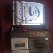 Dwa magnetofony na części