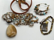 Beżowy mox biżuterii