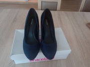 Granatowe czòłenka na platformie