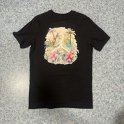 JORDAN - Czarny T-shirt z tropikalnym nadrukiem