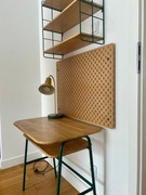 Biurko, krzesło, półka, lampka