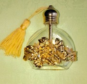 Vintage  butelka po perfumach złocony metalowy motyw kwitnących kwiatów 