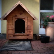 Dom dla Psa  o wymiarach  105 x 75 x 90 cm.