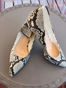 Nowe czółenka szpic biało - czarne wąż r.38