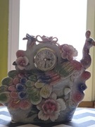 Rzeźba ceramiczna z zegarkiem