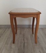 Sprzedam dwa taborety tapicerowane z litego drewna dębowego.