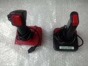 Dwa uszkodzone joysticki.