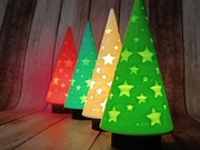 Choinka kolorowa tealight świecąca na pniu. 