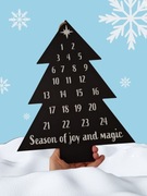 Kalendarz adwentowy czarna tablica i biały pisak kreda choinka Nowy