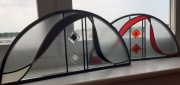 Dwa witraże półkoliste. Szkło i metal.