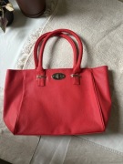 Czerwona Torebka z zapięciem w środku