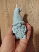 Ręcznie robiona świeca sojowa w kształcie skrzata ze śnieżynką 