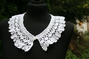 wyrazisty kołnierzyk koronkowy biały ze srebrna nitka wykonany na szydełku