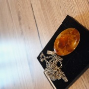 BURSZTYN BAŁTYCKI  MEDALION OBUSTRONNY MOZAIKA + ŁAŃCUSZEK Z KRAWATKĄ