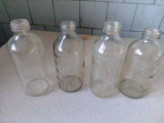 Szklane butelki po kroplówkach z czasów PRL