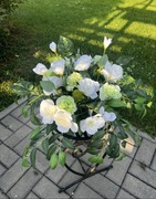 Bukiet sztucznych kwiatów na grób – elegancka dekoracja nagrobna