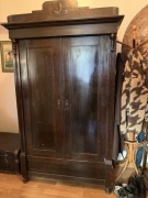 Antyczna drewniana szafa